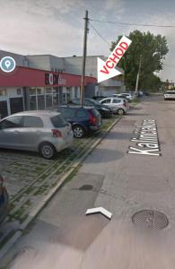 托波尔恰尼Ubytovanie FUNSTAR Topoľčany的商店前停有汽车的停车场