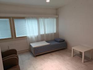 图尔库Nest Hostel的小房间设有一张床和一张桌子