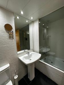 瓜达拉哈拉AT home Santo Domingo的浴室配有盥洗盆、镜子和浴缸
