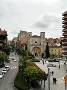 瓜达拉哈拉AT home Santo Domingo的享有城市美景,设有一座大型建筑