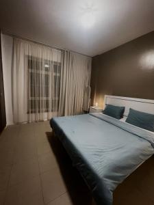 阿卜杜勒国王经济城مارينا KAEC的一间卧室设有一张大床和一个窗户。