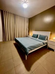 阿卜杜勒国王经济城مارينا KAEC的一间卧室配有一张带蓝色床单的大床