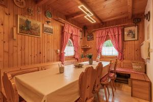 博德森特克Rudnica Hill Lodge - Happy Rentals的一间带桌椅的用餐室