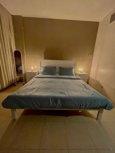 阿卜杜勒国王经济城مارينا KAEC的一间卧室配有一张蓝色床单