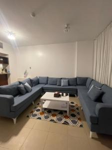 阿卜杜勒国王经济城مارينا KAEC的客厅配有蓝色的沙发和茶几