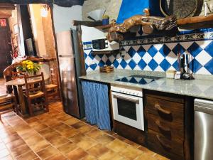 ChertCasa Rustic Suites, JACUZI & LOVE的厨房配有炉灶和台面