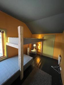 KvaløyaStorjord Farmstay Ranchhouse的客房设有两张双层床和一扇窗户。