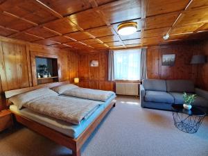 TrinCasa Crap的一间卧室配有一张大床和一张沙发