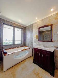 拉各斯Black Diamond Hotel的带浴缸、水槽和镜子的浴室