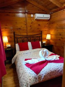 拉洛勒斯El Paraje del Chef的一间卧室配有红色枕头的床