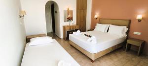 蒂锡利维拉吉亚斯一室公寓的酒店客房带两张床和一间浴室