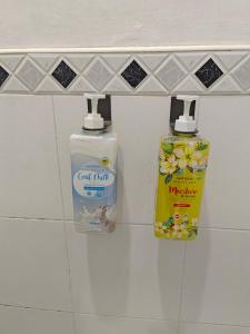 宿务Best Inn Lahug的浴室内架上的两瓶清洁用品