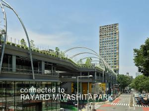 东京sequence MIYASHITA PARK - Shibuya的带有与rayaamd myxshawap连接的标志的建筑