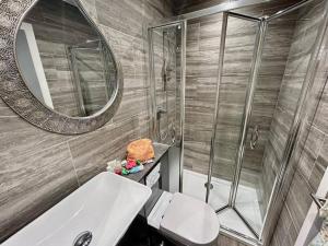 诺里奇Boutique Annexe Close To Central Norwich & Airport的带淋浴、盥洗盆和镜子的浴室