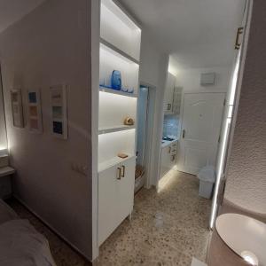 多列毛利诺斯VistaSol的一间带水槽和卫生间的小浴室