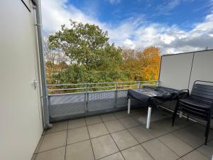 汉诺威Guestroom Hannover Messe的屋顶阳台配有桌椅