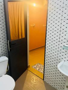 Résidence Togoliving的一间带卫生间和水槽的浴室