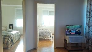 基希讷乌Airport-apartament 24&24 Chişinău!!!的客房设有带一张床和镜子的卧室