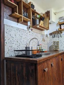 布雷亚扎Thee&Thou Cottage的厨房配有水槽和台面