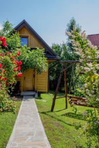 什恰夫尼察Domek góralski u Felusia的一座带木屋和小径的花园