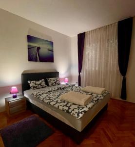 松博尔Apartman Venera的一间卧室配有一张大床和两盏灯