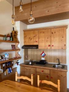 法尔西德IL COVO DELLO SCIATORE的厨房配有木制橱柜、水槽和桌子