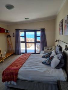吕德里茨Seabreeze Accommodation的一间卧室设有一张大床,享有海景