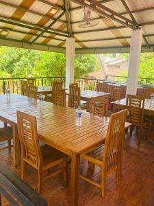 波隆纳鲁沃Hotel Siyathma polonnaruwa的天井上配有一张大木桌和椅子