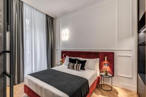 罗马Residenza Piranesi Boutique Hotel的酒店客房设有床和窗户。