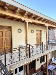 布哈拉阿拉奔酒店的阳台,带栏杆的房屋