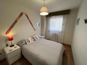 圣伊西德罗Precioso apartamento en San Isidro , ski , snow的一间小卧室,配有床和窗户