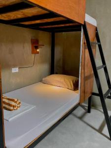 莫阿尔博阿Laguno Bed And Breakfast Hostel的配有白色床垫的客房内的双层床