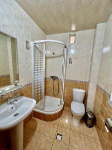 布哈拉阿拉奔酒店的带淋浴、卫生间和盥洗盆的浴室