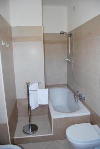内雷托欧罗巴酒店的带浴缸和卫生间的浴室。