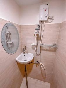 宿务Chillhauz Staycation Cebu的一间带水槽和镜子的浴室