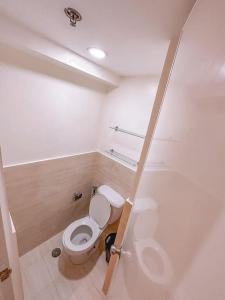 宿务Chillhauz Staycation Cebu的一间带卫生间和水槽的浴室