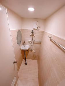 宿务Chillhauz Staycation Cebu的一间带水槽和镜子的小浴室