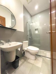 杜马格特Koze Suites的浴室配有卫生间、盥洗盆和淋浴。