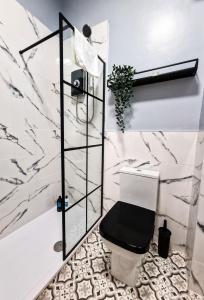 利物浦Nice and comfy 1 bedroom apartment!的浴室设有黑色卫生间和大理石墙壁。