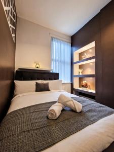 利物浦Nice and comfy 1 bedroom apartment!的一间卧室配有一张床,床上有毛巾