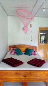 埃拉Tree Cool Resort的床上有两张枕头,上面有粉红色气球