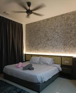 马六甲Wanz Barakah Homestay @ Bali residence的一间卧室配有一张带吊扇的床
