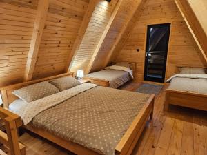 亚霍里纳A Jahorina的木墙客房的两张床