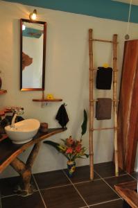 Saint Joseph芒果岛小屋酒店的一间带水槽和镜子的浴室