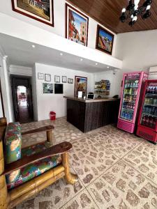 卡塔赫纳Hotel Cartagena Airport的商店里带长凳和柜台的房间