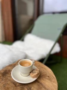 蒙热内夫尔Studio Dama neuf 4 p avec terrasse vue imprenable的桌上的咖啡和饼干