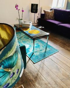 Triac-LautraitBelle Chambre的客厅配有咖啡桌和沙发