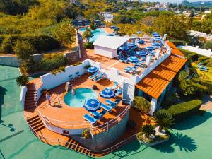 伊斯基亚波焦阿拉格斯特Spa酒店 的享有带游泳池的度假村的空中景致