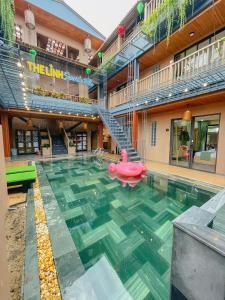 会安The Linh Seaside Villa Hoi An的水中粉红色的游泳池