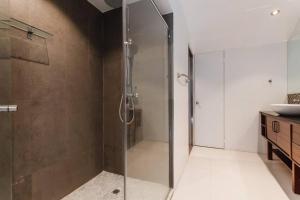 巴拿马城Casa Azul - Apartamento de 2 Pisos, 2Hab con Rooftop en Casco Antiguo的浴室里设有玻璃门淋浴
